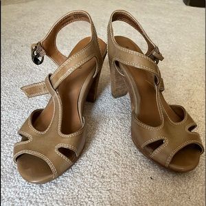 Tan sandal Size 7.